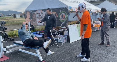 11月に入り彼方此方で
イベント目白押しでした^_^

小学校の文化祭に顔出したら
ペンチプレス何キロ挙げられるか
というイベントをやっていたので 

20代のとき体重65キロで
MAX125キロを挙げた
かつてはマッチョなマスター

小学生の声援を受けて
ノリノリで挑戦️

70キロ成功で暫定1位です
朝一1人目だけどね

そうね
明後日あたり
筋肉痛が襲うでしょう

オープンから御尽力頂いている
憧れの女性から素敵な
Flower Frameを頂きました

いつも有難う御座います^_^

連休中ですね
麹freakオープンしました♪